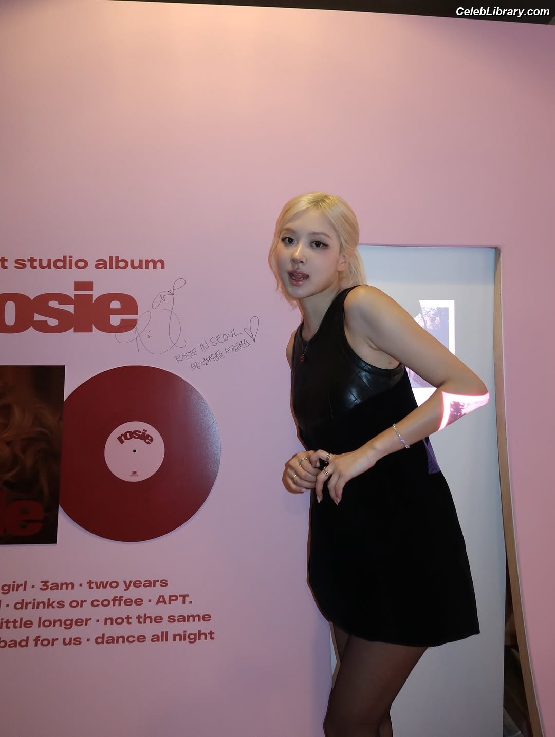 Rosé (BLACKPINK) photo 3 of 4338