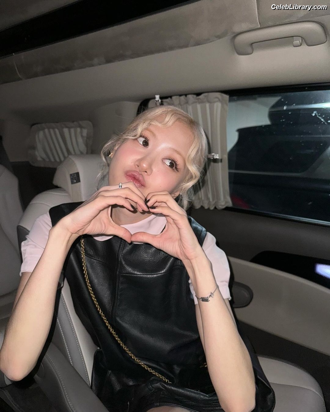 Rosé (BLACKPINK) photo 3 of 4338