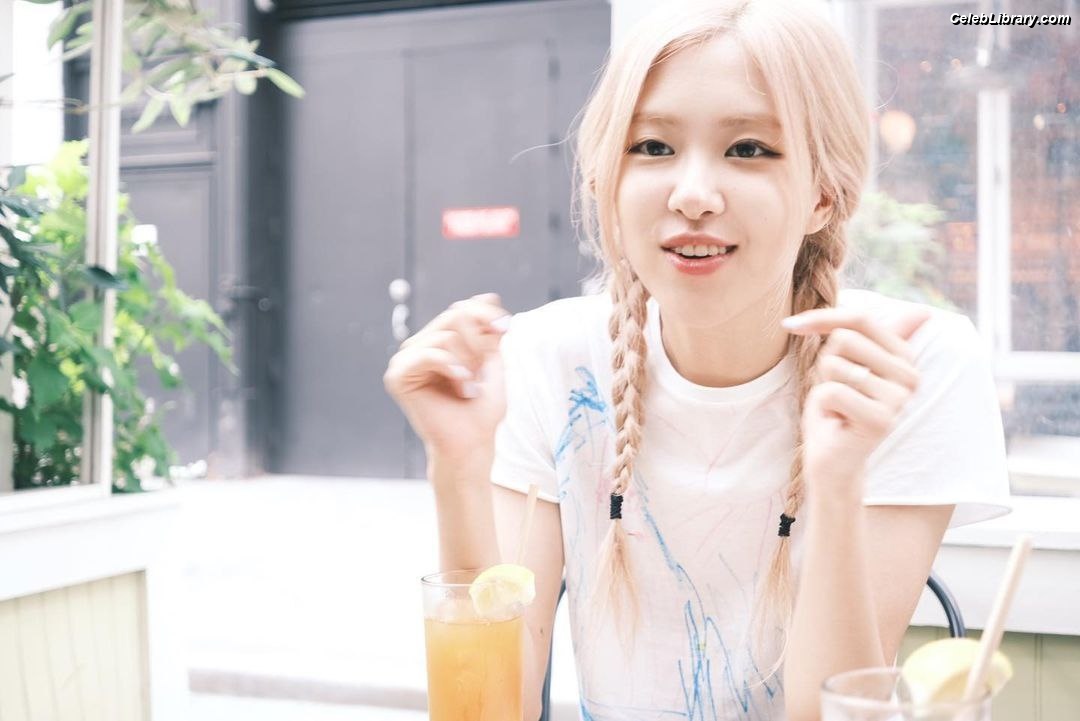 Rosé (BLACKPINK) photo 9 of 4338