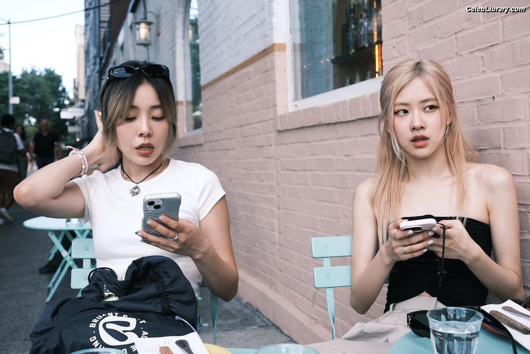 Rosé (BLACKPINK) photo 15 of 4338