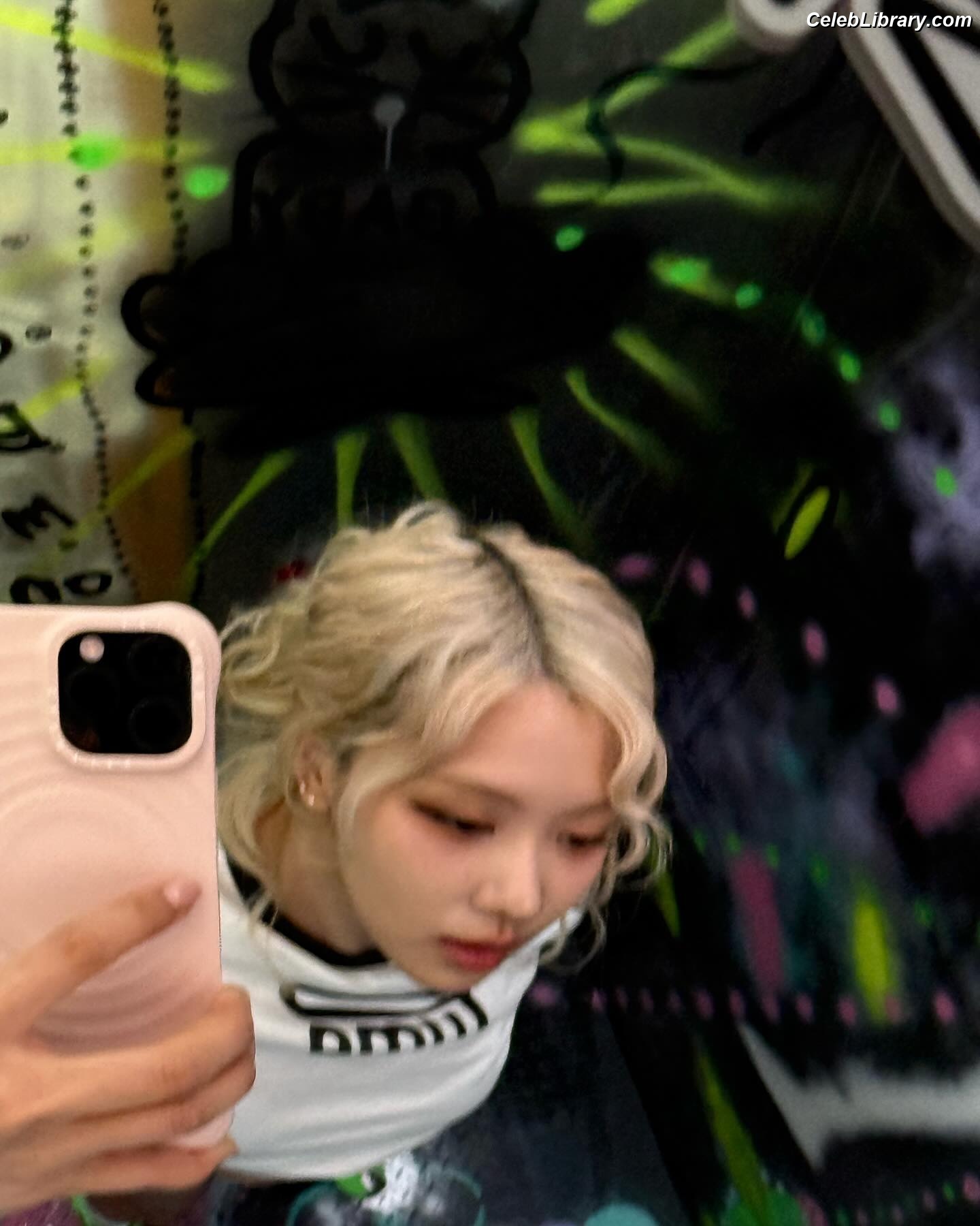 Rosé (BLACKPINK) photo 15 of 4338