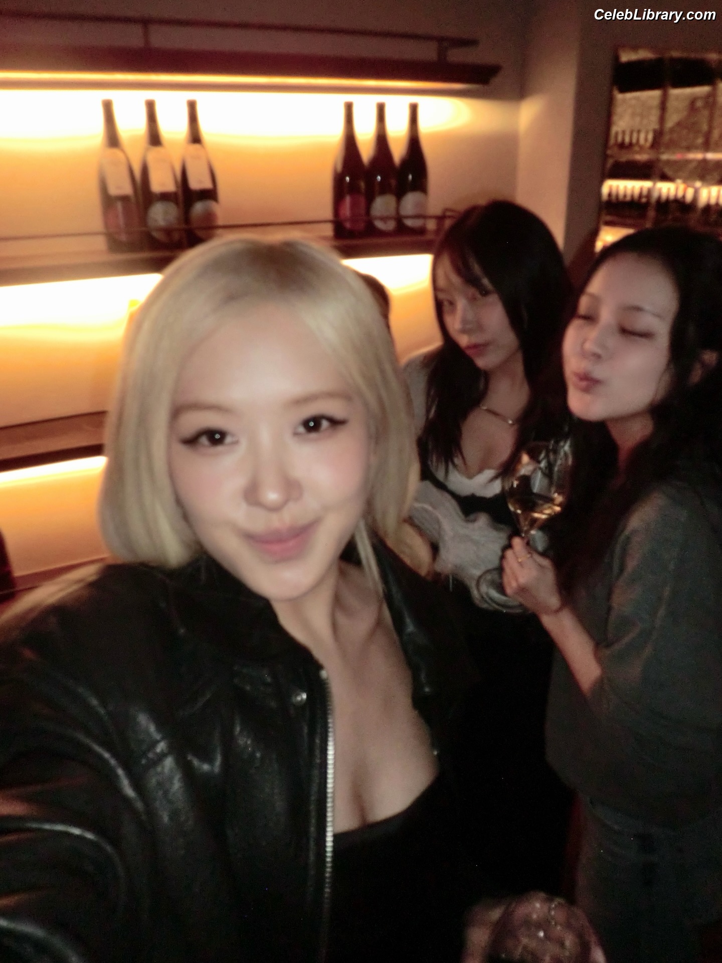 Rosé (BLACKPINK) photo 10 of 4338