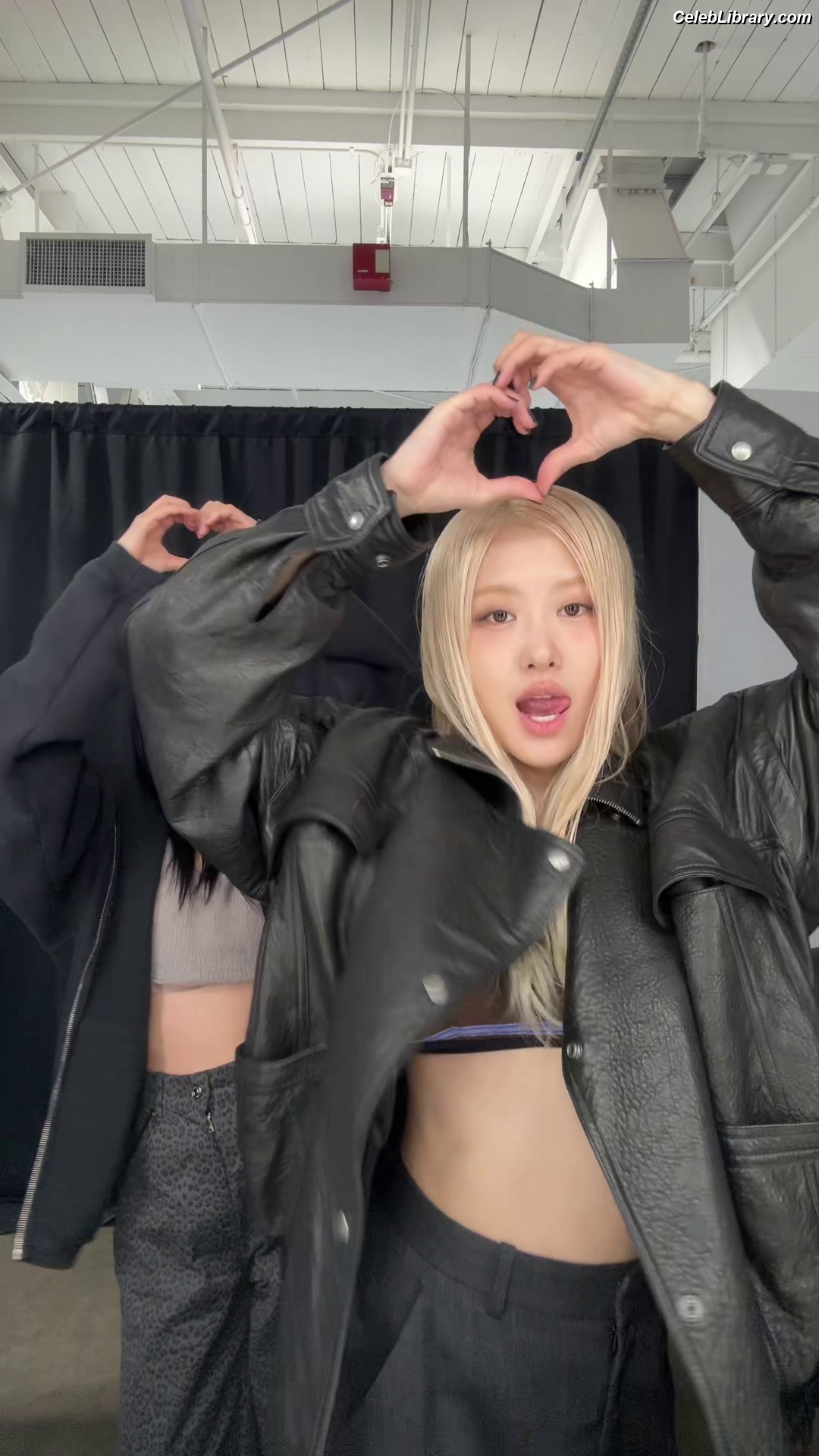 Rosé (BLACKPINK) photo 5 of 4338