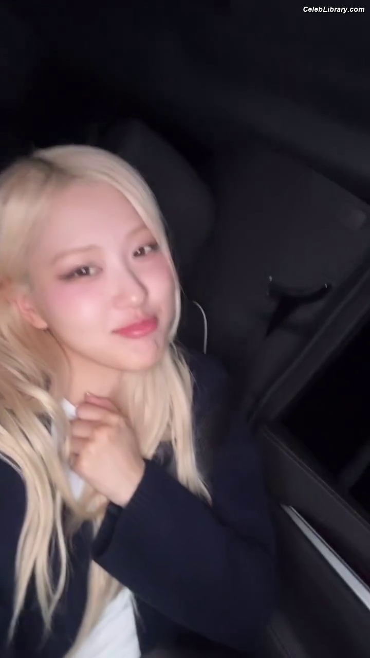 Rosé (BLACKPINK) photo 16 of 4338