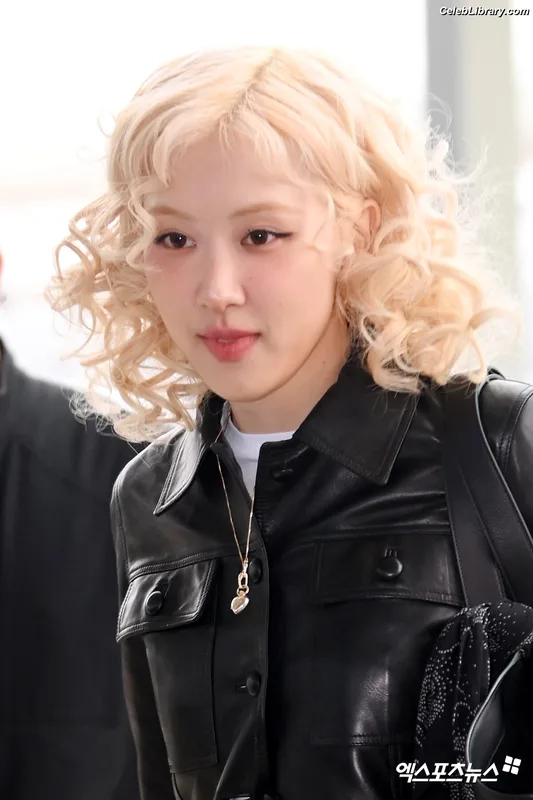Rosé (BLACKPINK) photo 12 of 4338