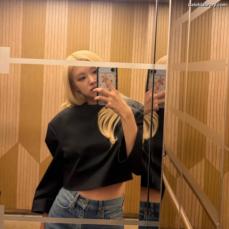Rosé (BLACKPINK) photo 2 of 4338