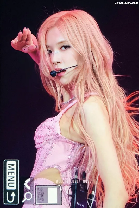 Rosé (BLACKPINK) photo 3 of 4338
