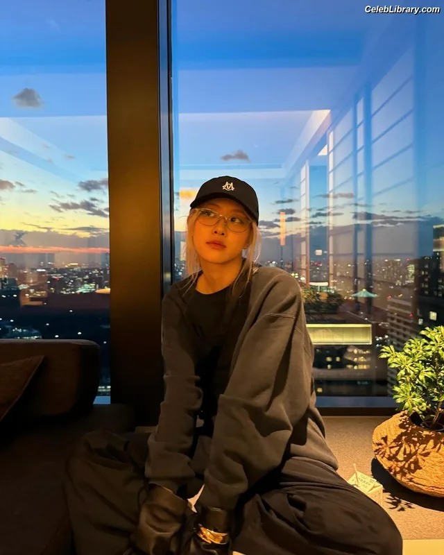 Rosé (BLACKPINK) photo 3 of 4338