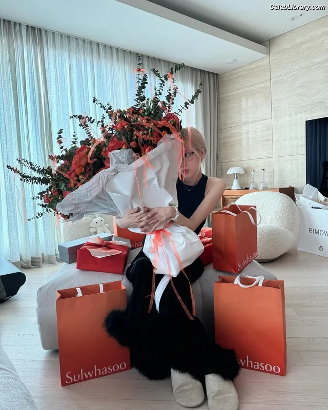 Rosé (BLACKPINK) photo 4 of 4338