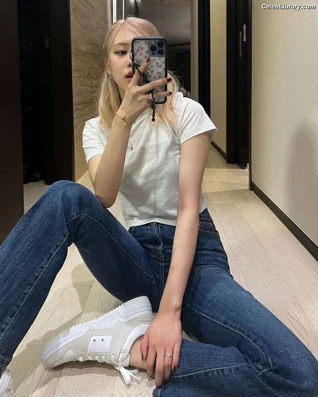 Rosé (BLACKPINK) photo 2 of 4338
