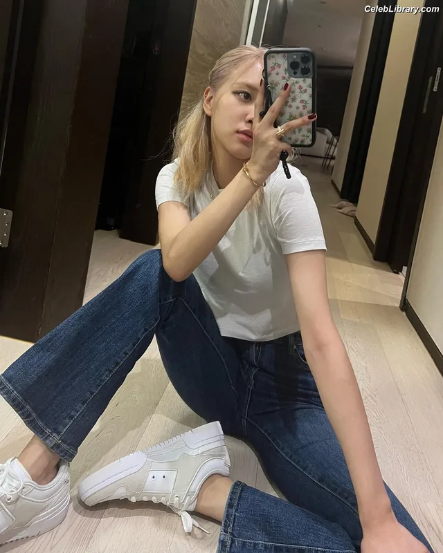 Rosé (BLACKPINK) photo 3 of 4338