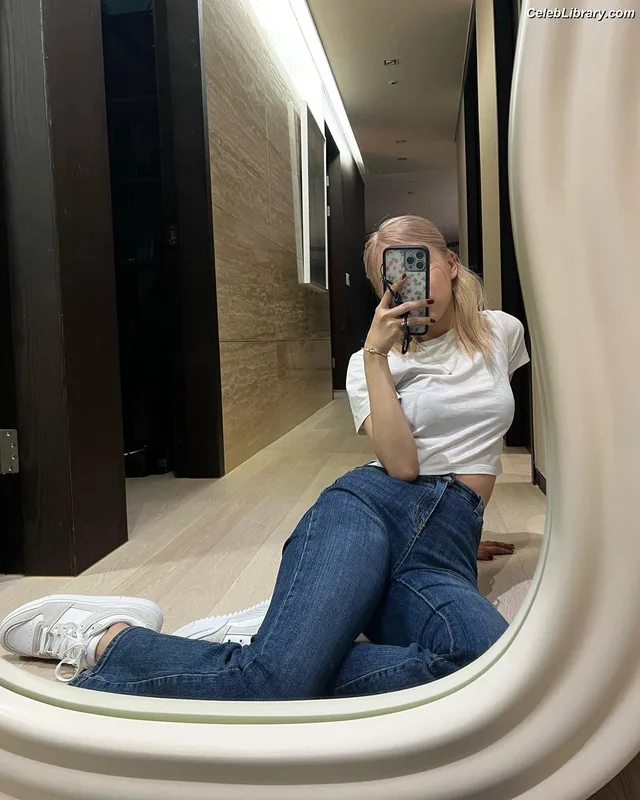 Rosé (BLACKPINK) photo 4 of 4338