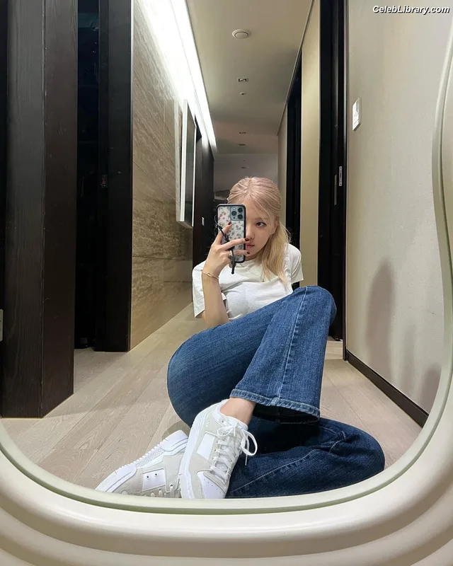 Rosé (BLACKPINK) photo 5 of 4338