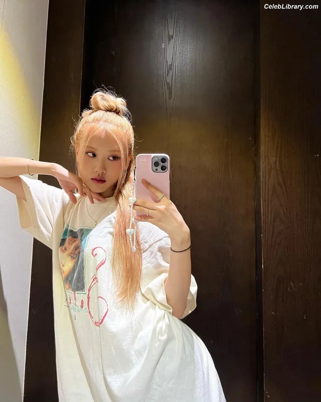 Rosé (BLACKPINK) photo 1 of 4338