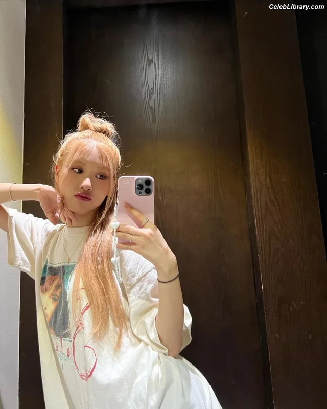 Rosé (BLACKPINK) photo 2 of 4338
