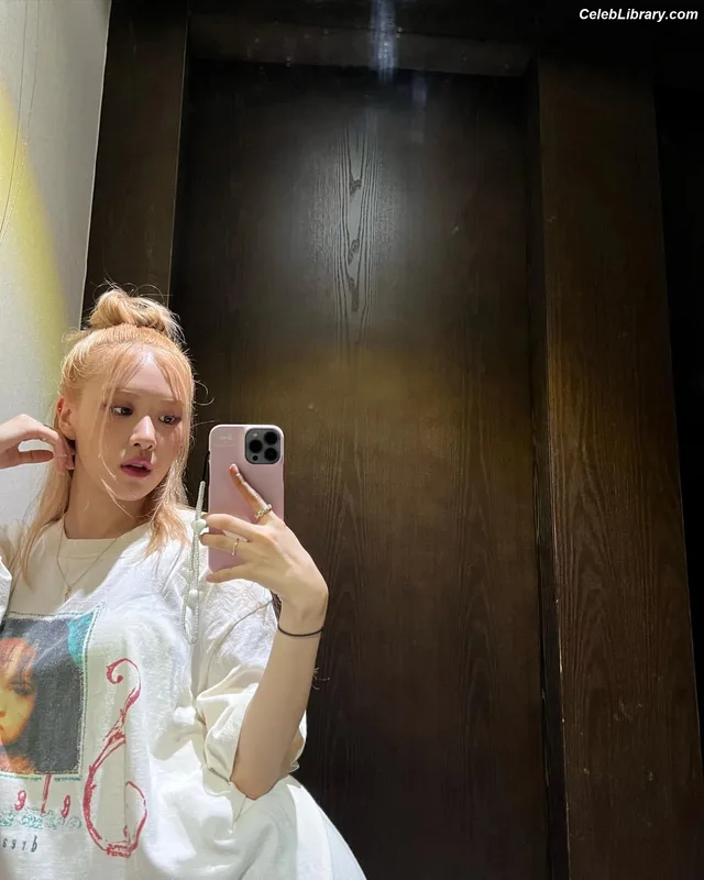 Rosé (BLACKPINK) photo 3 of 4338