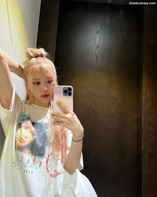 Rosé (BLACKPINK) photo 5 of 4338
