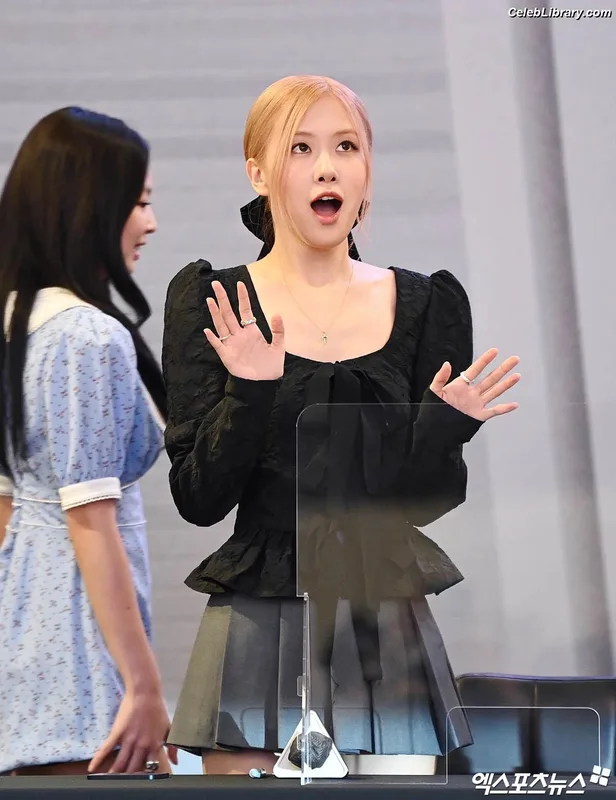 Rosé (BLACKPINK) photo 18 of 4338