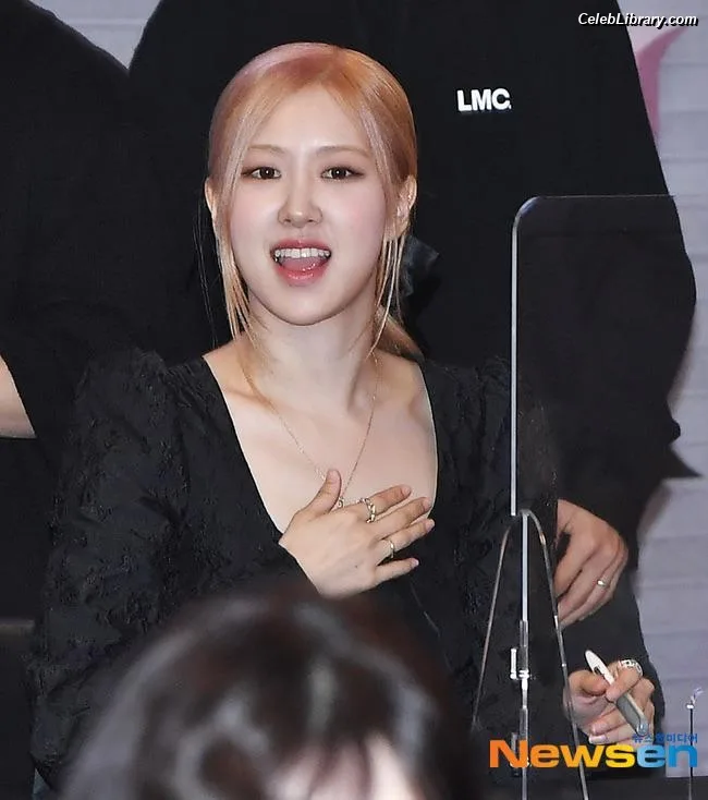 Rosé (BLACKPINK) photo 20 of 4338
