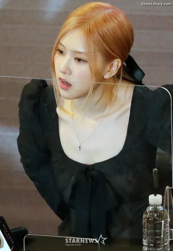 Rosé (BLACKPINK) photo 21 of 4338