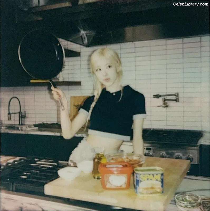 Rosé (BLACKPINK) photo 10 of 4338