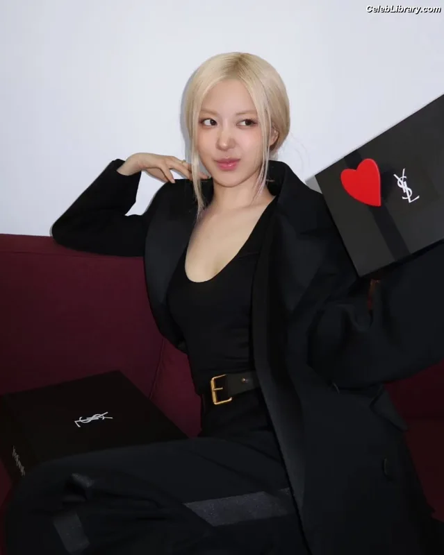 Rosé (BLACKPINK) photo 3 of 4338