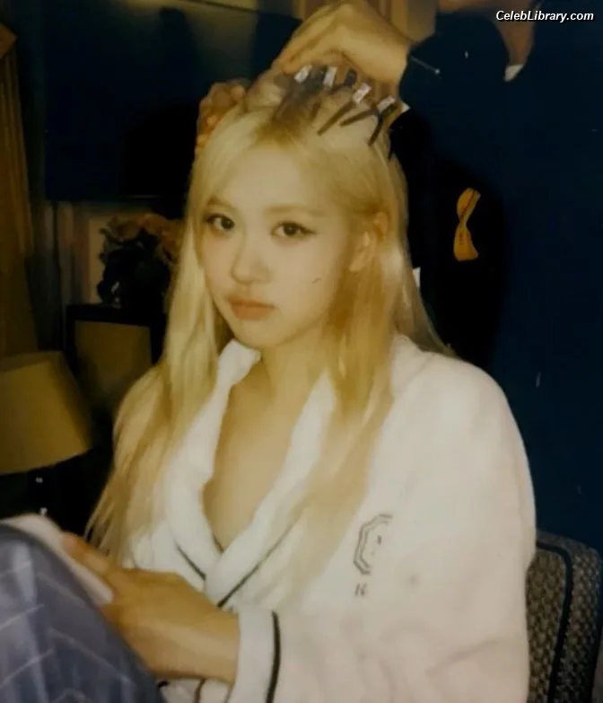 Rosé (BLACKPINK) photo 3 of 4338