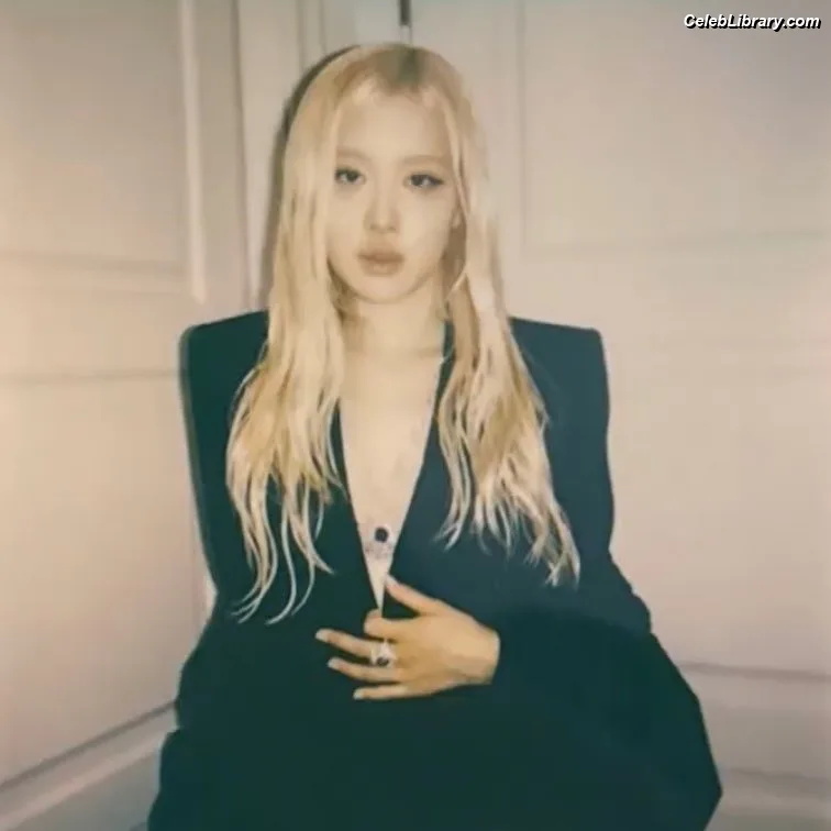 Rosé (BLACKPINK) photo 1 of 4338
