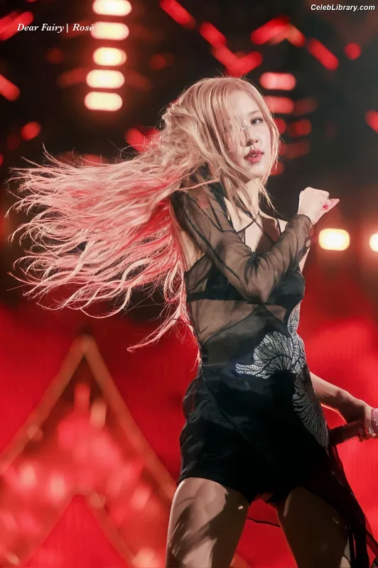 Rosé (BLACKPINK) photo 5 of 4338