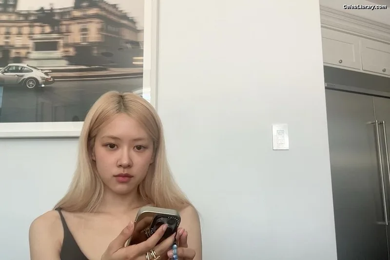 Rosé (BLACKPINK) photo 17 of 4338