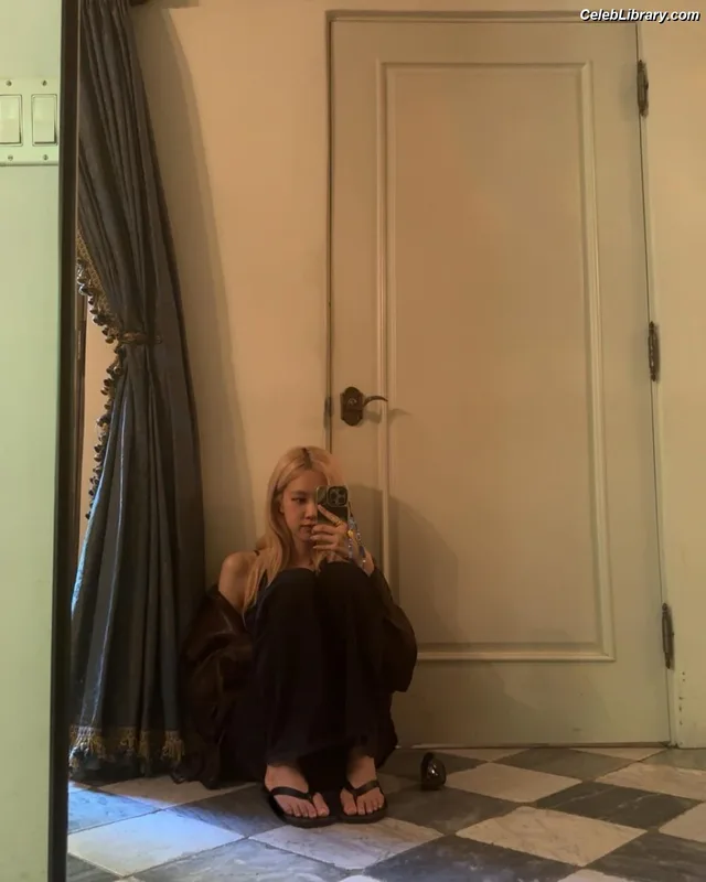 Rosé (BLACKPINK) photo 21 of 4338
