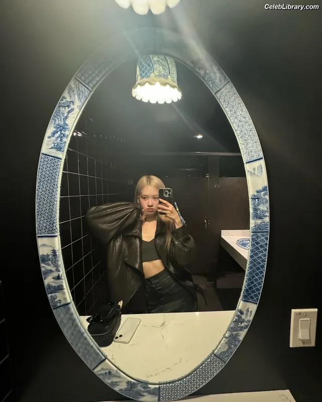 Rosé (BLACKPINK) photo 2 of 4338