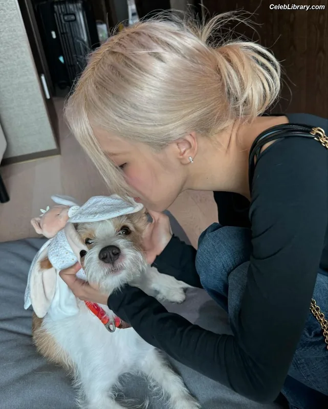 Rosé (BLACKPINK) photo 20 of 4338