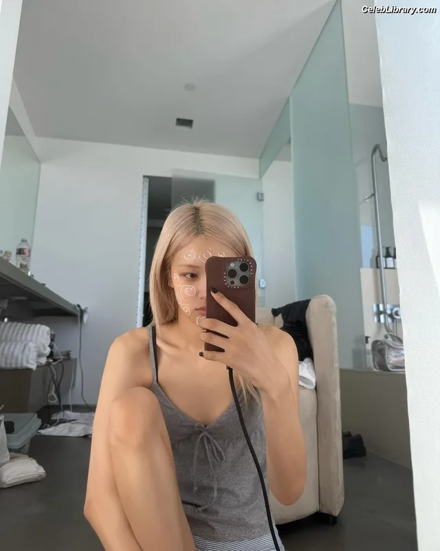 Rosé (BLACKPINK) photo 17 of 4338