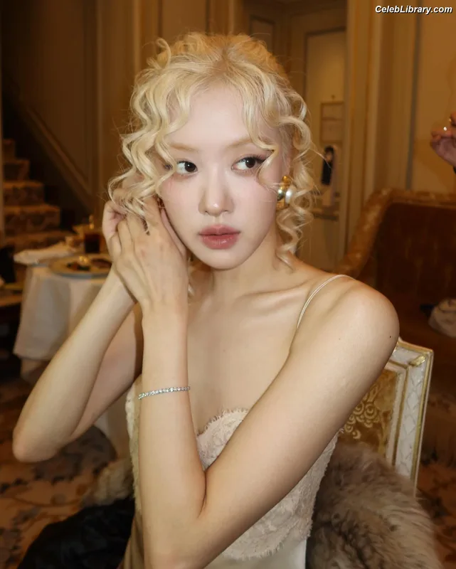 Rosé (BLACKPINK) photo 2 of 4338