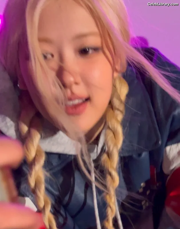 Rosé (BLACKPINK) photo 18 of 4338