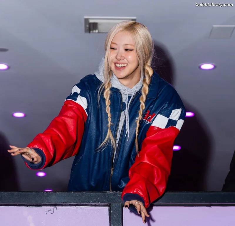 Rosé (BLACKPINK) photo 2 of 4338