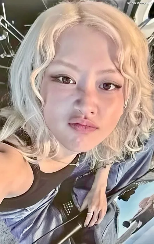 Rosé (BLACKPINK) photo 3 of 4338