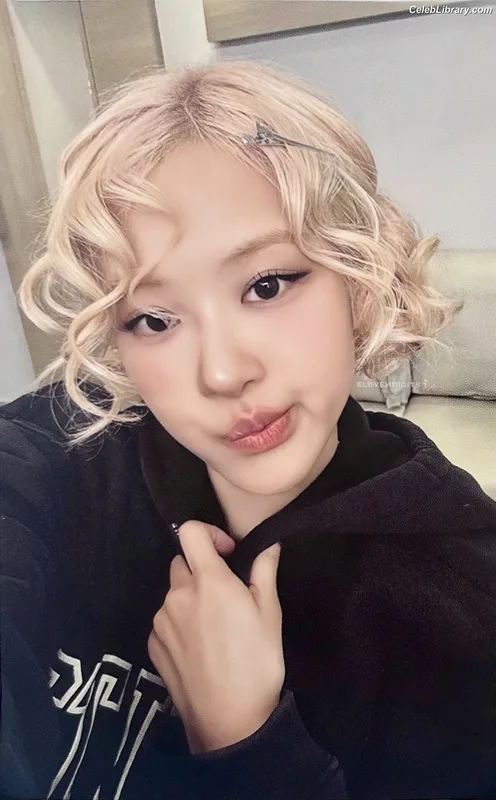 Rosé (BLACKPINK) photo 9 of 4338