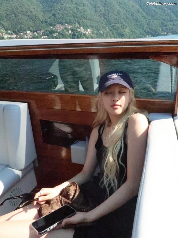 Rosé (BLACKPINK) photo 6 of 4338