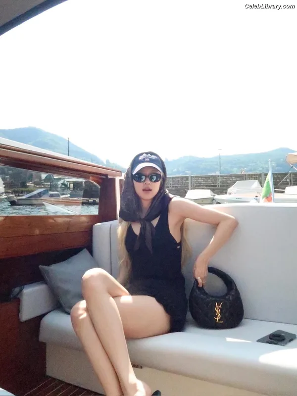 Rosé (BLACKPINK) photo 17 of 4338
