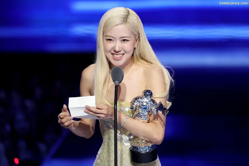 Rosé (BLACKPINK) photo 6 of 4338