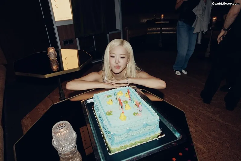 Rosé (BLACKPINK) photo 1 of 4338