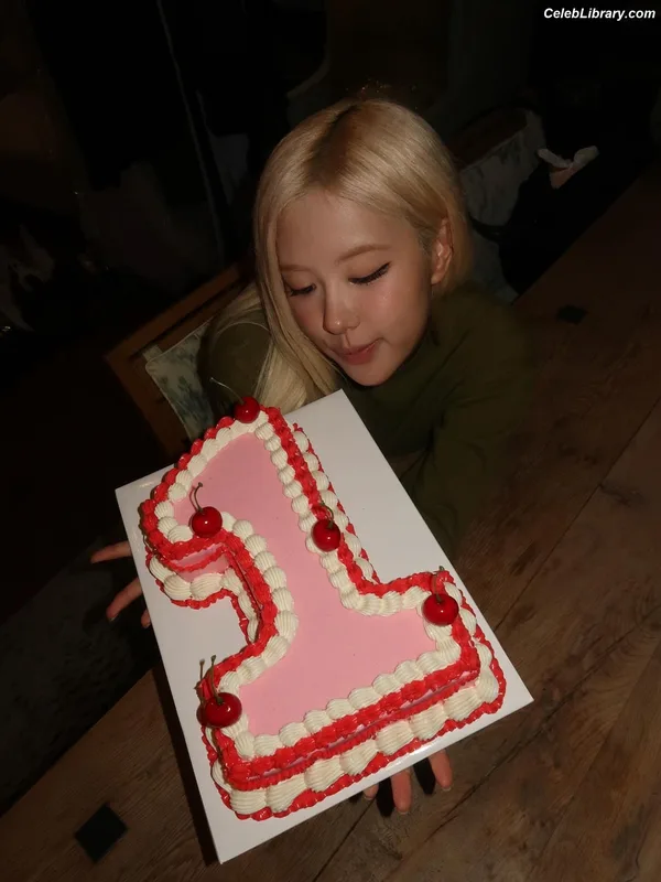 Rosé (BLACKPINK) photo 6 of 4338