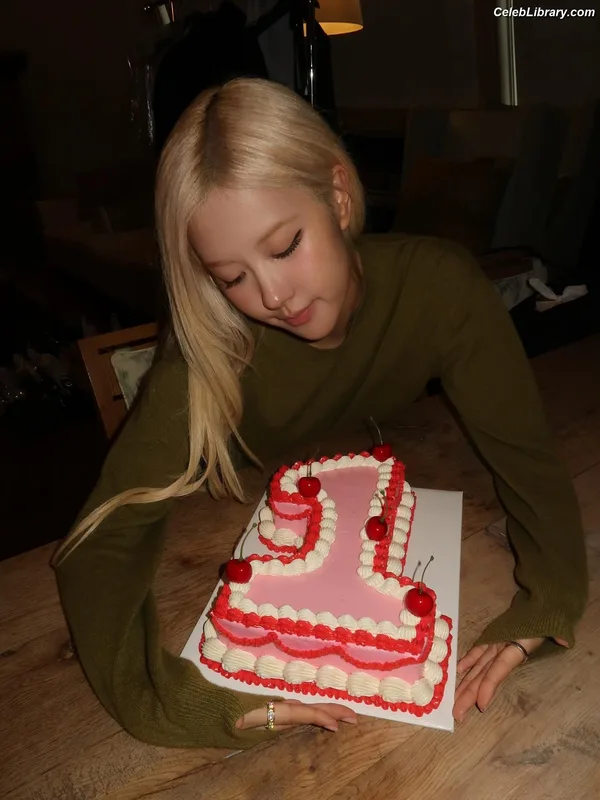 Rosé (BLACKPINK) photo 7 of 4338