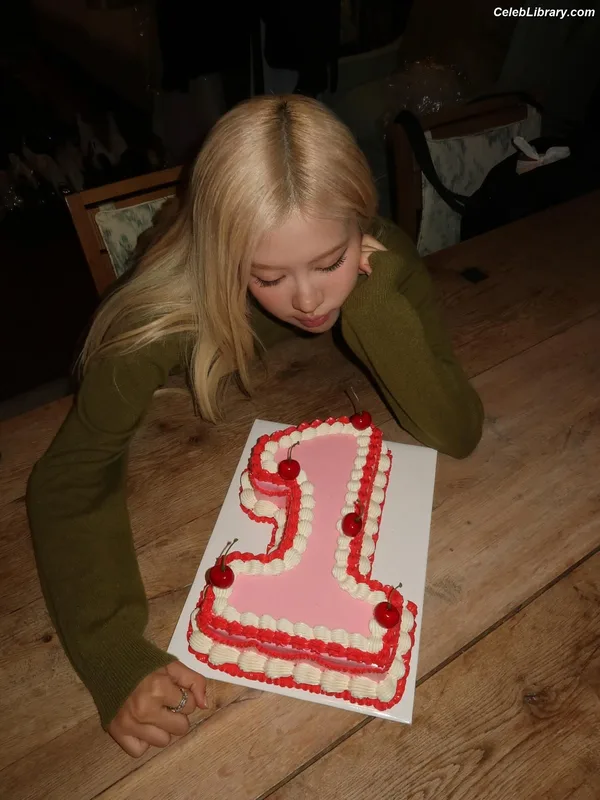 Rosé (BLACKPINK) photo 8 of 4338