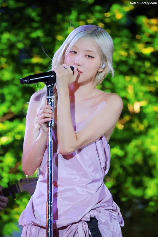 Rosé (BLACKPINK) photo 11 of 4338