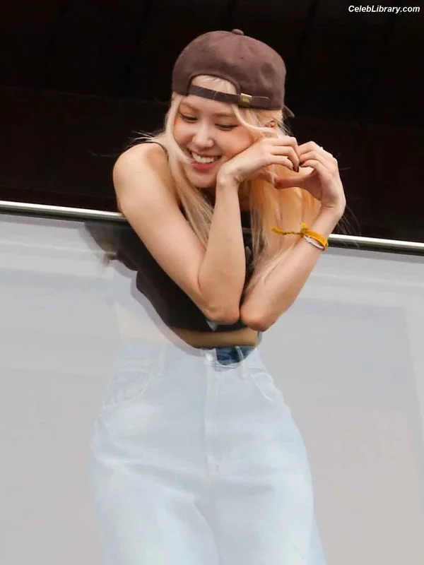 Rosé (BLACKPINK) photo 9 of 4338