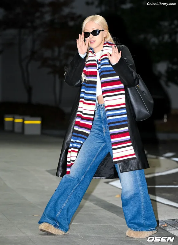 Rosé (BLACKPINK) photo 3 of 4338