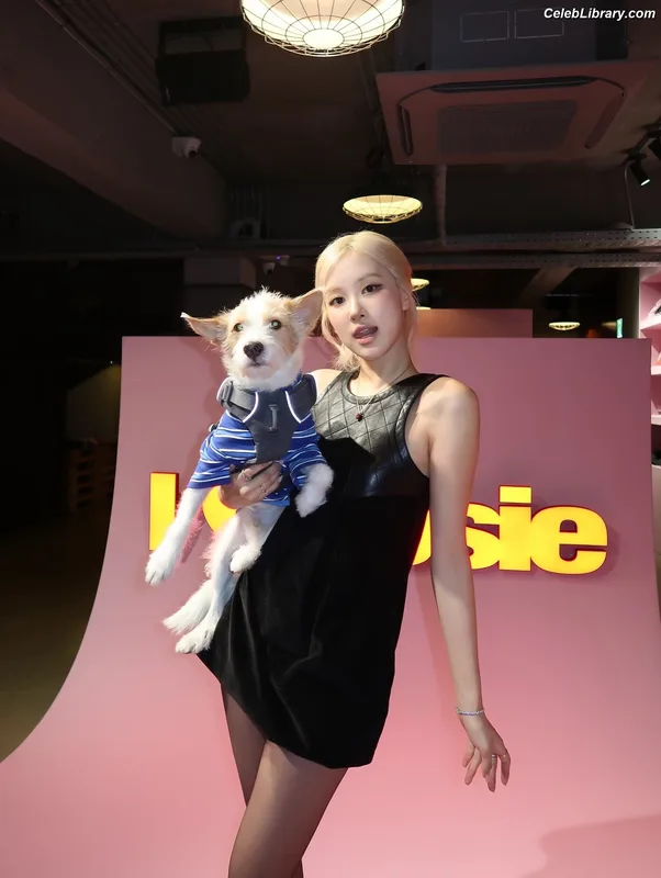 Rosé (BLACKPINK) photo 13 of 4338